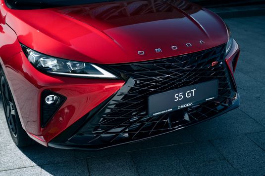 OMODA анонсирует старт продаж в России новой версии седана S5 GT
