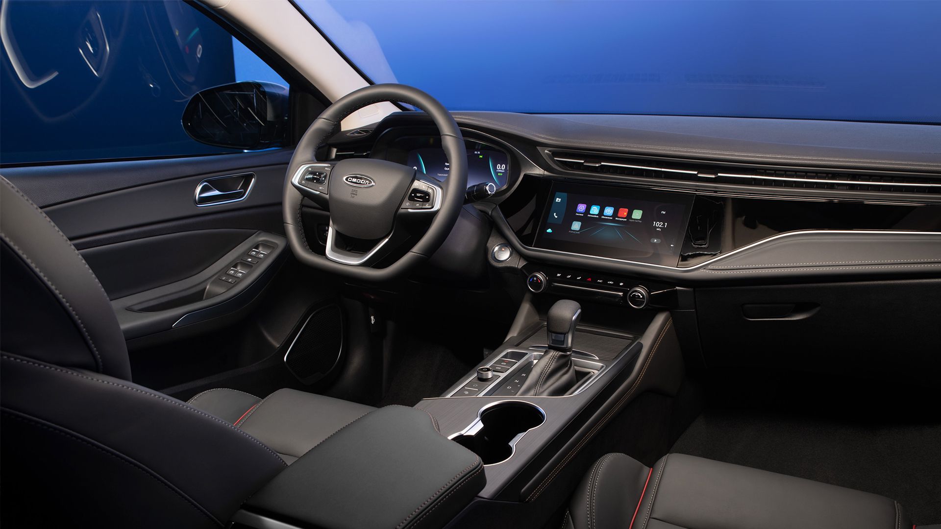 Спортивные передние сиденья с развитой с боковой поддержкой, кожаная отделка салона, атмосферная подсветка, многофункциональный руль и цифровая приборная панель во всех комплектациях.